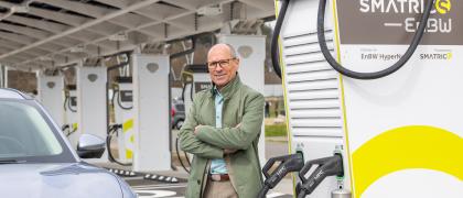 Thomas Landsbek, CEO von SMATRICS EnBW, vor SMATRICS EnBW Schnellladestation