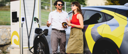 2 Personen vor E-Auto und Ladestation