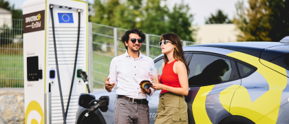 2 Personen vor E-Auto und Ladestation