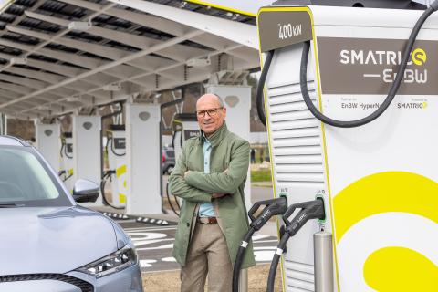 Thomas Landsbek, CEO von SMATRICS EnBW, vor SMATRICS EnBW Schnellladestation
